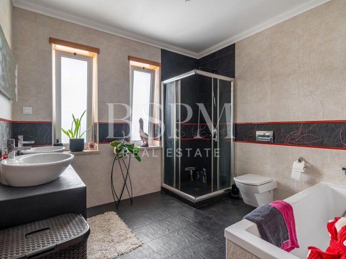 Image No.31-4 Bed House for sale