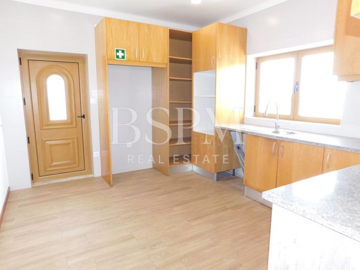 Image No.18-4 Bed House for sale
