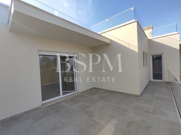 Image No.17-4 Bed House for sale