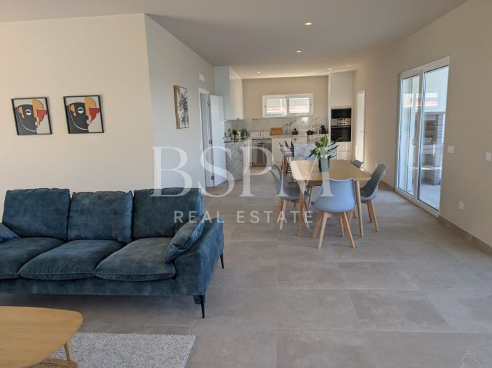 Image No.8-4 Bed House for sale