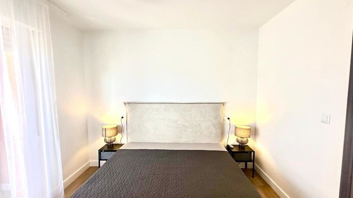 Image No.10-2 Bed Property for sale