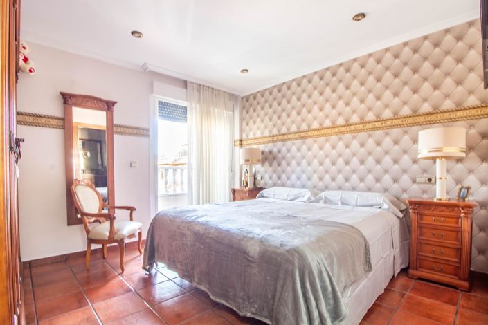 Image No.19-4 Bed Townhouse for sale