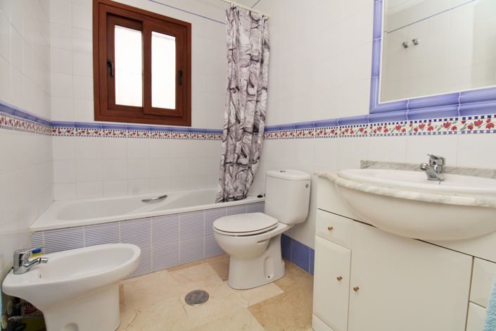 Image No.12-3 Bed Townhouse for sale