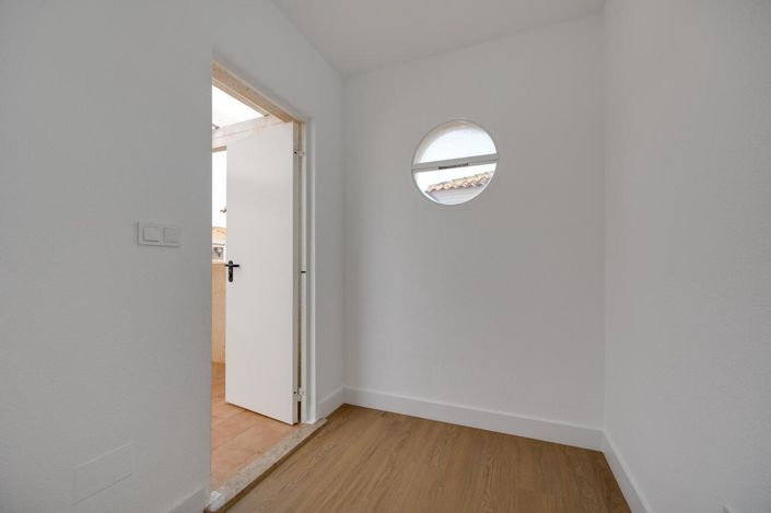 Image No.22-2 Bed Townhouse for sale