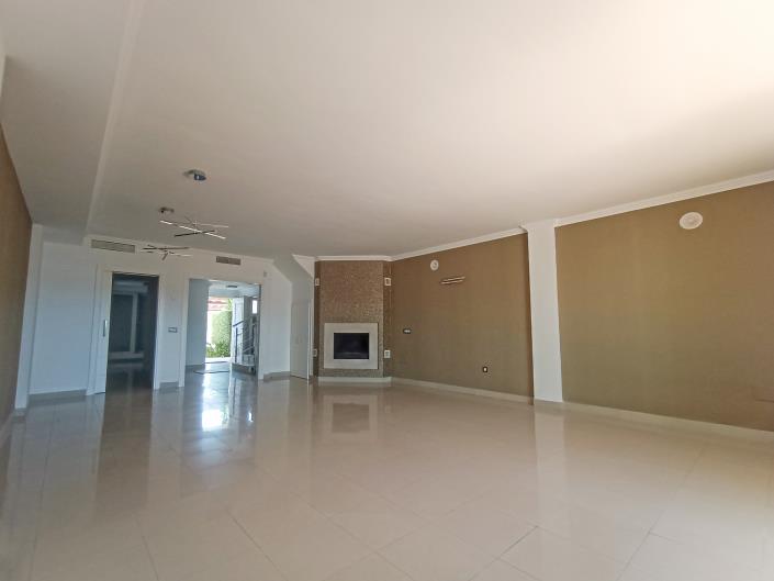 Image No.11-3 Bed Townhouse for sale