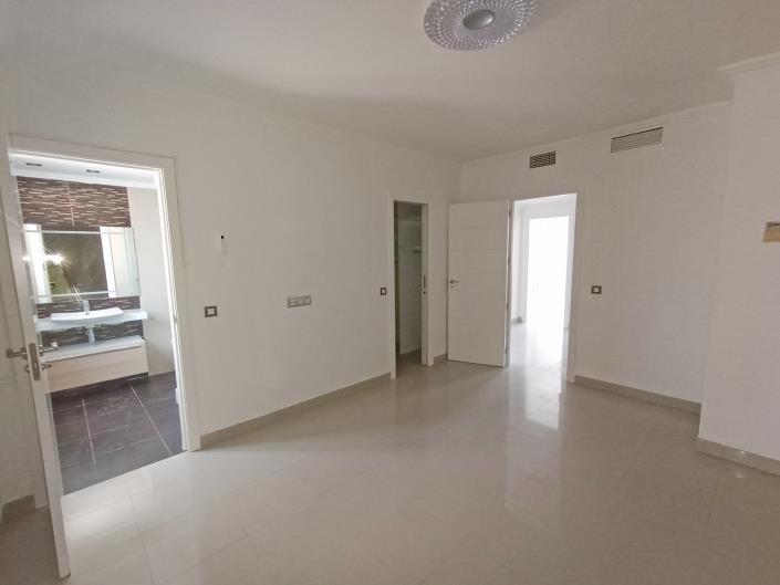 Image No.26-3 Bed Townhouse for sale