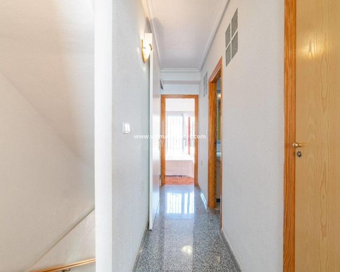 Image No.19-3 Bed Townhouse for sale