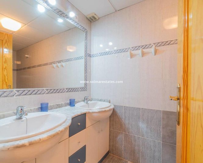 Image No.24-3 Bed Townhouse for sale