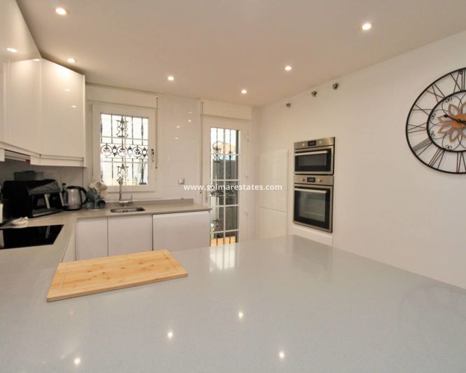 Image No.10-3 Bed House for sale