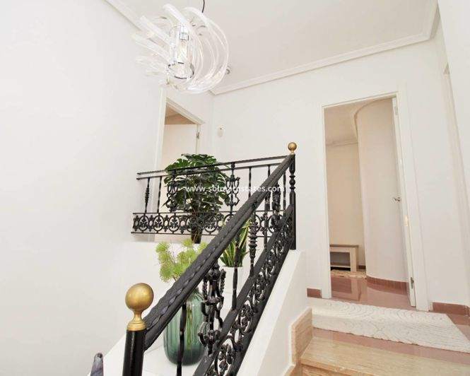 Image No.17-3 Bed House for sale