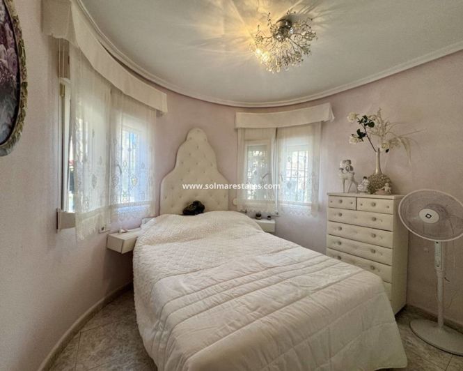 Image No.17-3 Bed House for sale