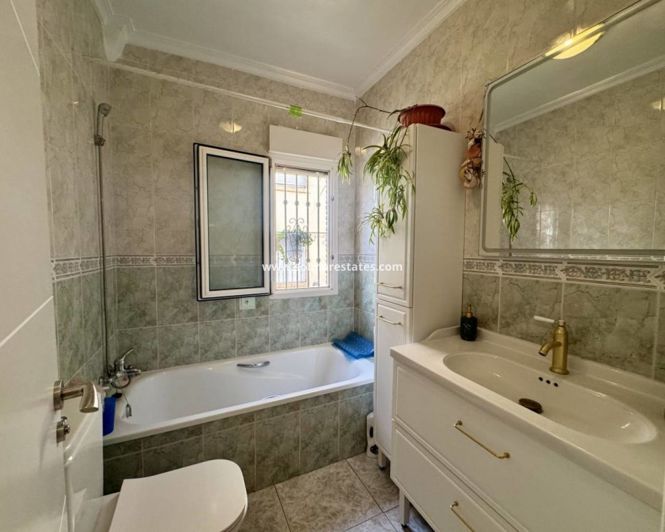 Image No.7-3 Bed House for sale