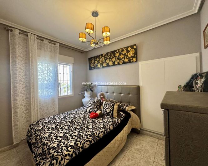 Image No.8-3 Bed House for sale