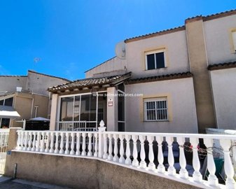 Quad de 3 chambres à vendre à Algorfa
