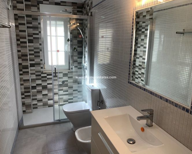 Image No.15-3 Bed Townhouse for sale