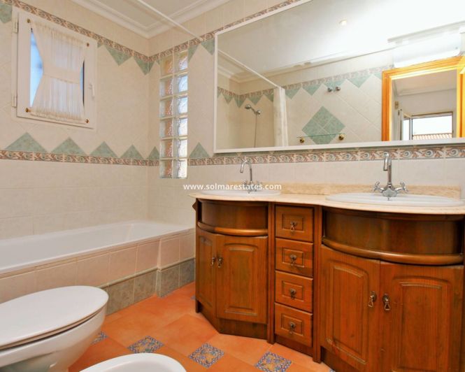 Image No.19-3 Bed Townhouse for sale