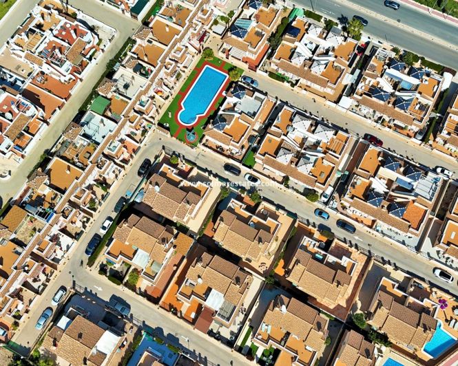 Image No.31-3 Bed Townhouse for sale