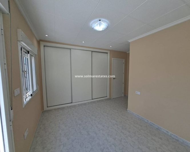 Image No.11-1 Bed Townhouse for sale