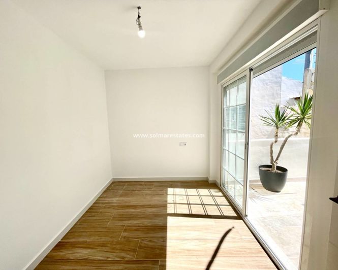 Image No.4-3 Bed Townhouse for sale