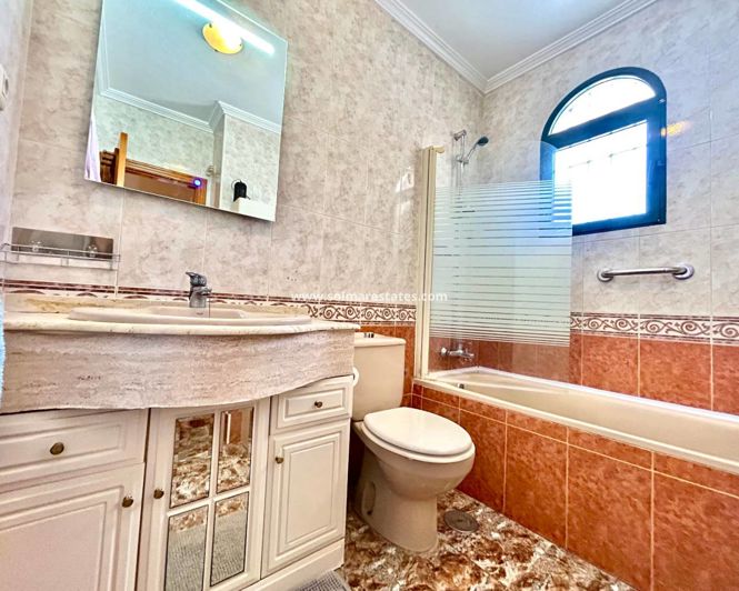 Image No.20-3 Bed Townhouse for sale