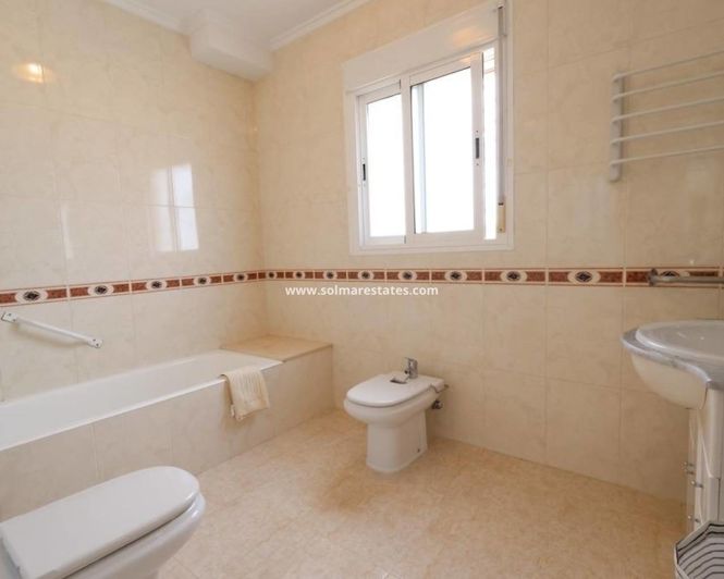 Image No.19-3 Bed House for sale