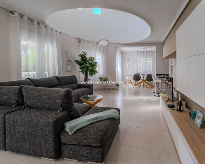 Image No.2-4 Bed Villa for sale