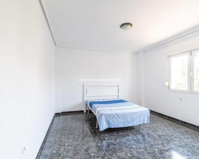 Image No.15-3 Bed House for sale