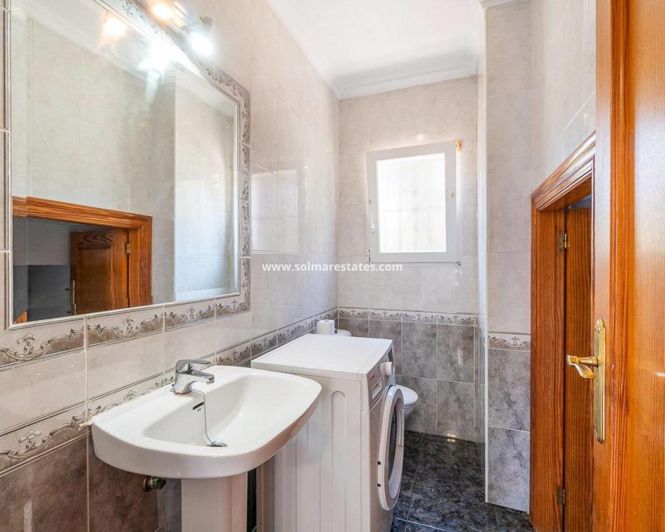 Image No.21-3 Bed House for sale