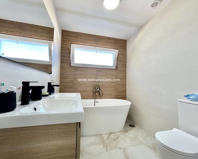 Image No.17-3 Bed Townhouse for sale