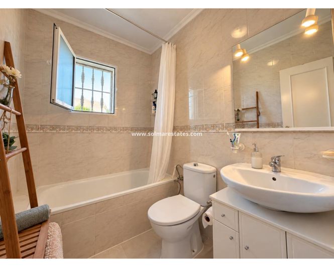 Image No.25-3 Bed Townhouse for sale