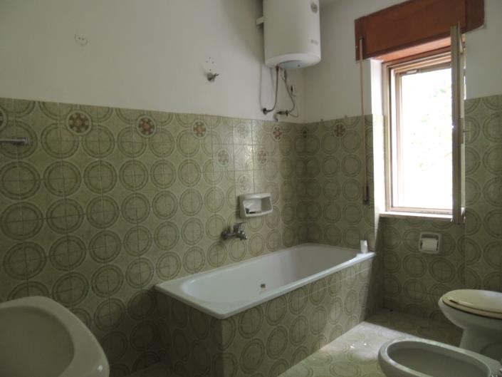 Image No.2-2 Bed Country House for sale