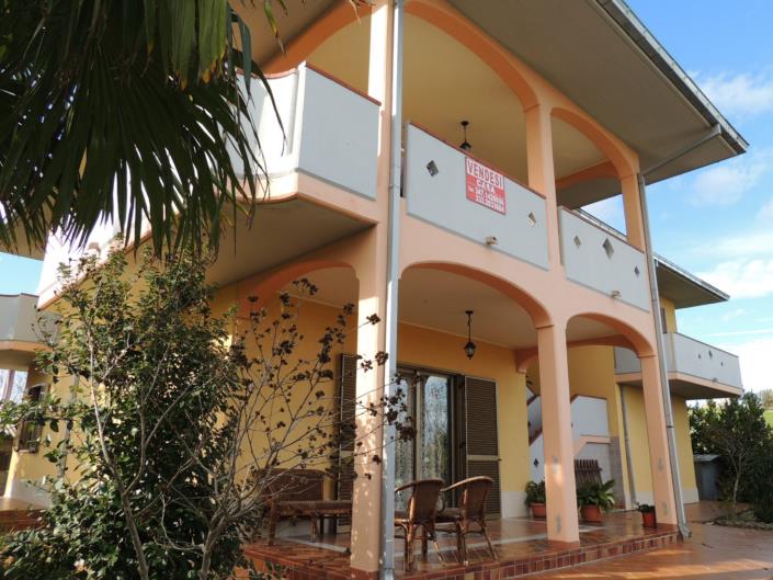 Image No.1-5 Bed Property for sale