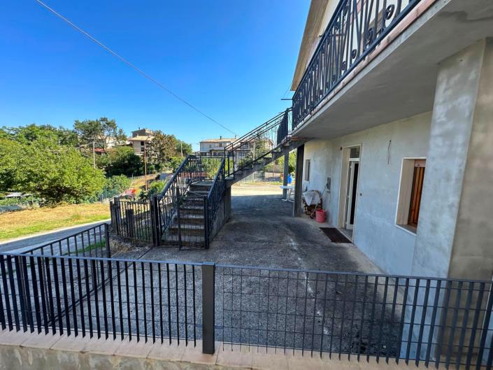 Image No.5-3 Bed Property for sale