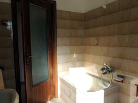 Image No.13-2 Bed Villa / Detached for sale