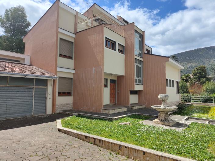 Image No.2-Villa / Détaché de 5 chambres à vendre à Raiano