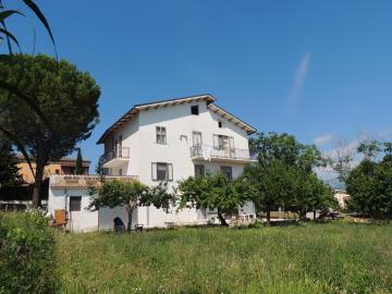 1 - Alanno, Villa