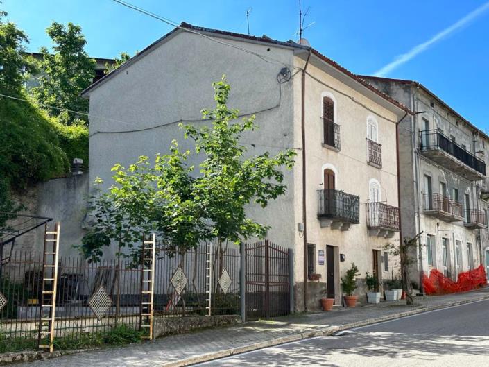 Image No.1-2 Bed House for sale