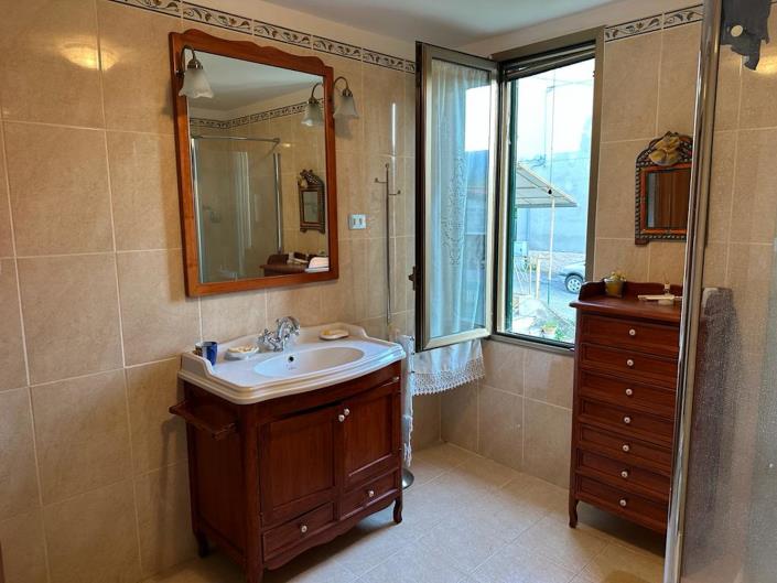 Image No.17-2 Bed Property for sale