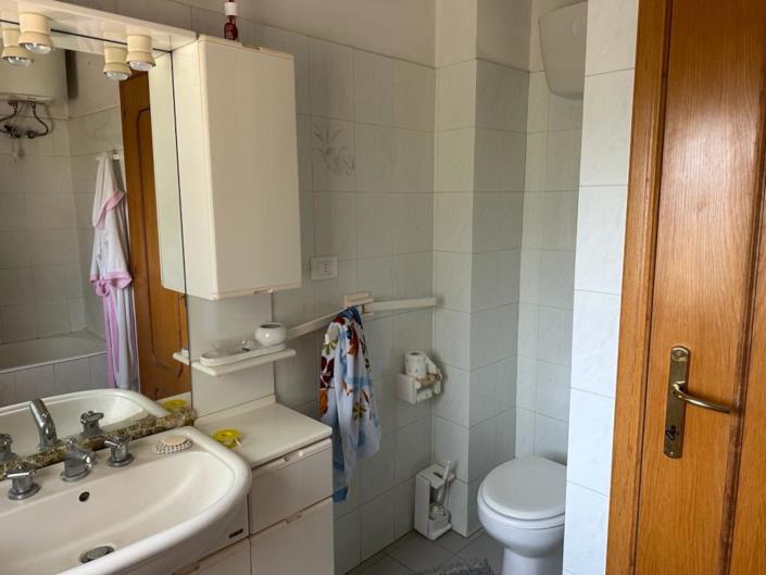 Image No.19-4 Bed Farmhouse for sale