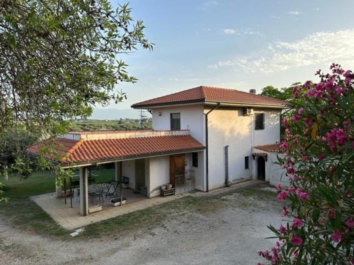 Image No.1-3 Bed Villa / Detached for sale