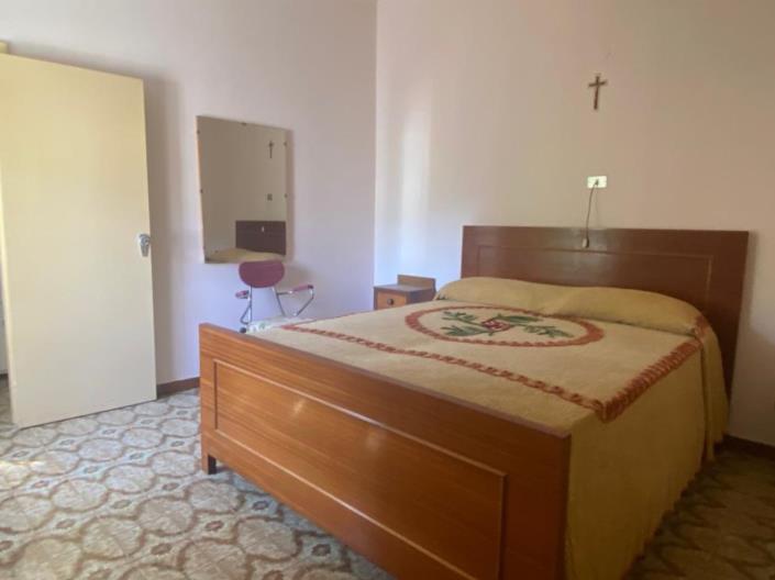 Image No.15-2 Bed Property for sale