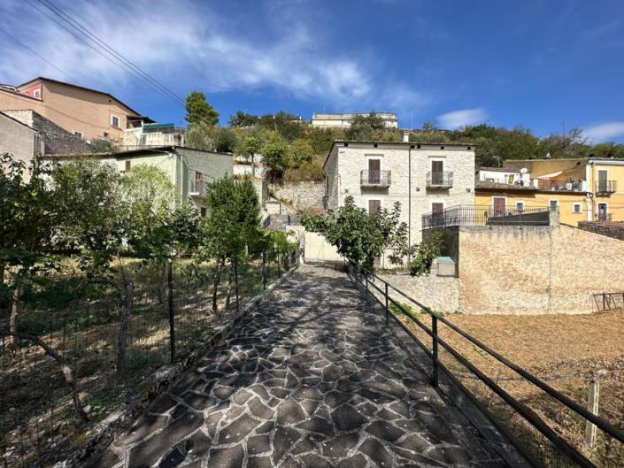 Image No.1-4 Bed House for sale