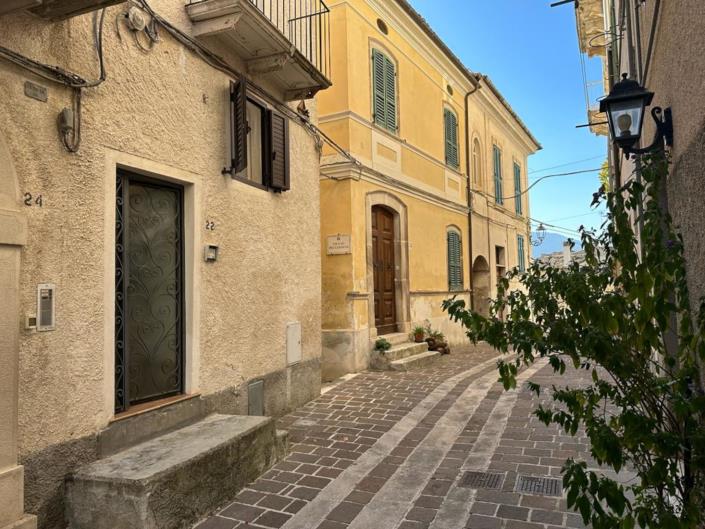 Image No.1-3 Bed House for sale