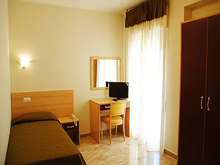 Image No.18-14 Bed Commercial for sale