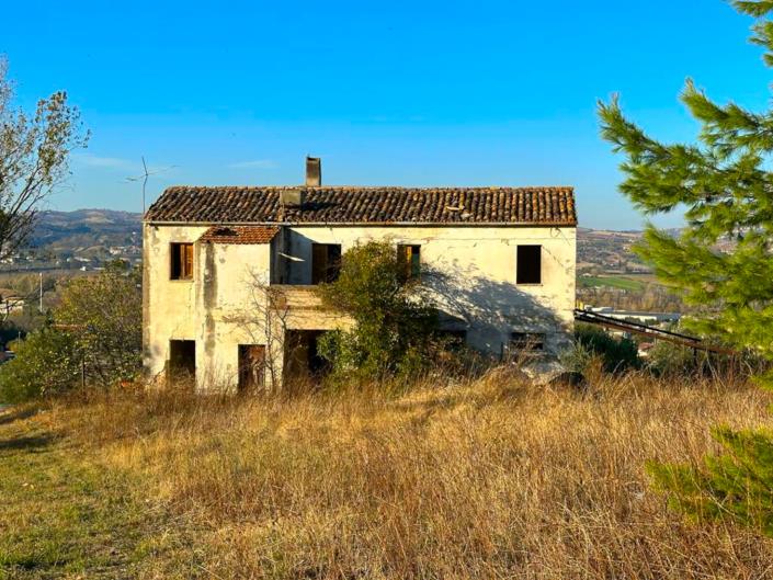 cottage for sale in Atri to renovate with land in Località Fontanelle