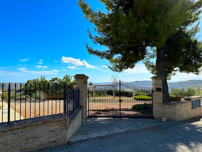 Image No.14-4 Bed Villa / Detached for sale