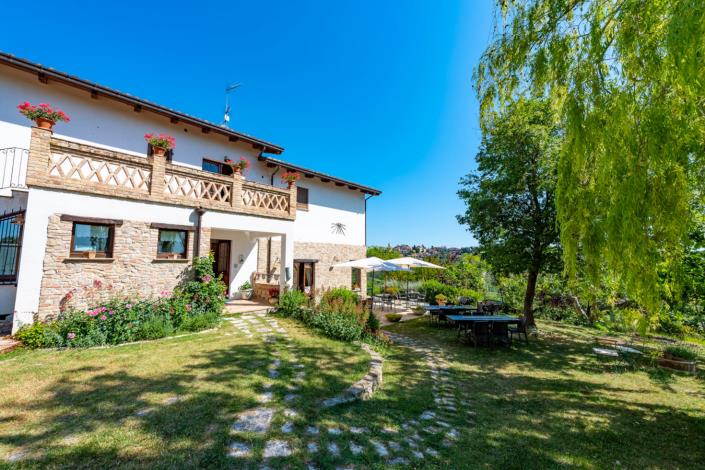 Image No.6-10 Bed Farmhouse for sale