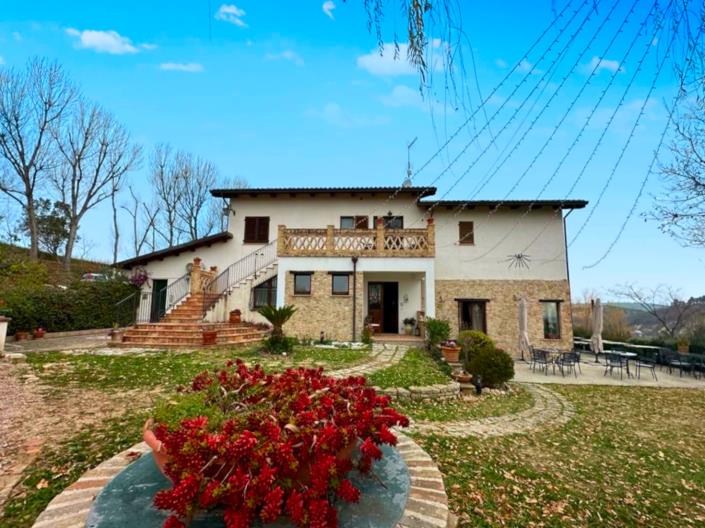 Image No.15-10 Bed Farmhouse for sale