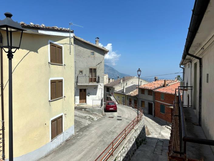 Image No.11-2 Bed House for sale