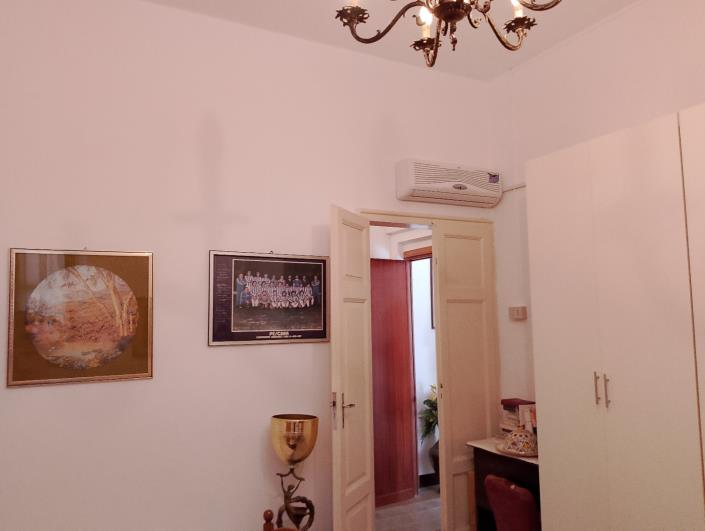 Image No.12-5 Bed Property for sale